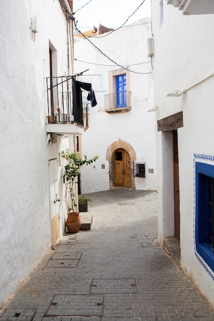 L'architecture de l'île d'Ibiza Une charmante rue blanche vide dans la vieille ville d'Eivissa