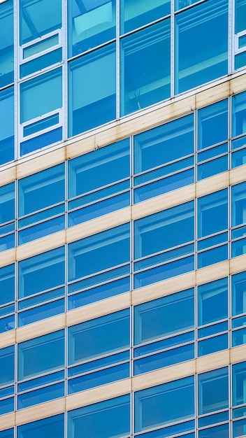 Architecture d'immeuble de bureaux en verre dans la ville moderne de Vienne en Autriche. Extérieur et ligne d'horizon de gratte-ciel d'entreprise urbains. Centre commercial financier