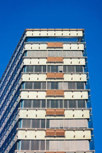 Architecture d'immeuble de bureaux en verre de la ville moderne de Salzbourg en Autriche. Extérieur et ligne d'horizon de gratte-ciel d'entreprise urbains. Conception de fenêtres bleues