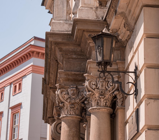 Architecture des lampadaires de Cracovie et éléments de colonnes dans les rues de la vieille ville