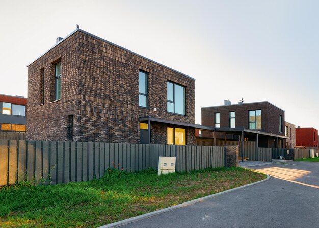 Architecture de maison résidentielle d'immeuble d'appartements avec concept de clôture d'entrée.