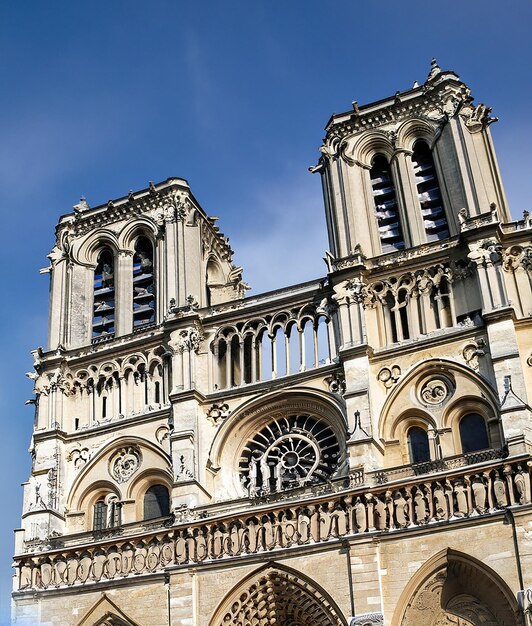 Photo l'architecture majestueuse de la célèbre cathédrale de paris