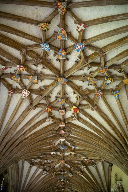 Photo l'architecture ouvragée à l'intérieur de la cathédrale de canterbury dans la ville de canterbury kent uk