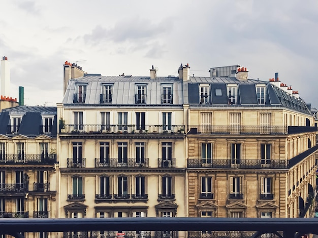 Photo architecture parisienne et bâtiments historiques restaurants et boutiques dans les rues de paris france