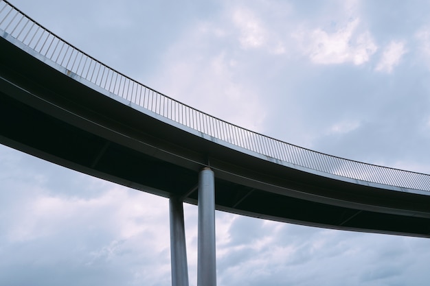 Architecture de pont dans la ville de Bilbao en Espagne