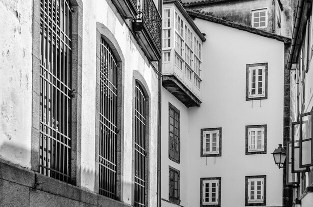 Architecture à Saint-Jacques-de-Compostelle, nord de l'Espagne, image en noir et blanc