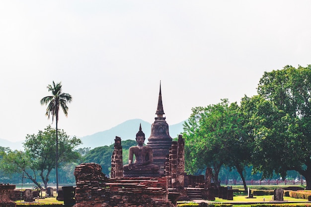 L'architecture des temples de Sukhothai. Le parc historique de Sukhothai couvre les ruines de Sukhothai. Site du patrimoine mondial de l'UNESCO le plus impressionnant. Destination historique de la Thaïlande