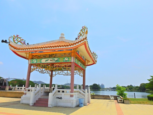 L'architecture thaïlandaise contre un ciel bleu clair