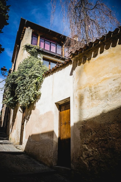 Photo architecture traditionnelle avec balcons et vieilles fenêtres, ville de ségovie en espagne
