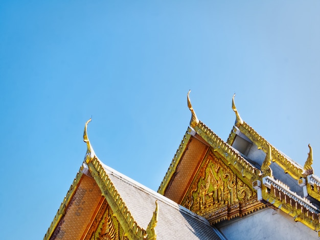 Architecture traditionnelle de la façade du temple bouddhiste en Thaïlande contre le ciel bleu