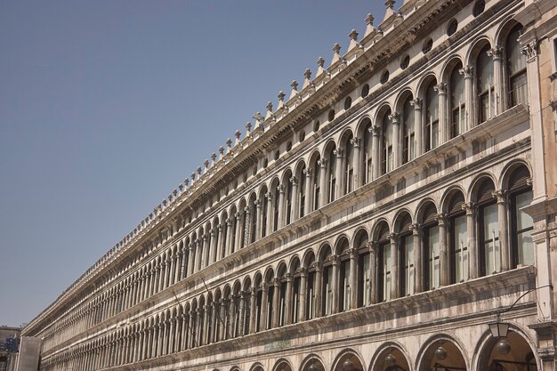 Architecture typique des bâtiments de la piazza san marco à Venise