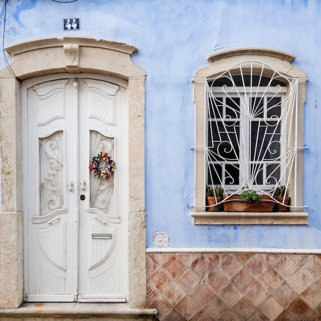 Architecture typique des portes de style vintage de l'Algarve, située à Olhao, Portugal.