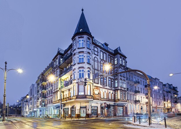 Architecture urbaine Une maison d'appartement élégante dans le centre-ville la nuit