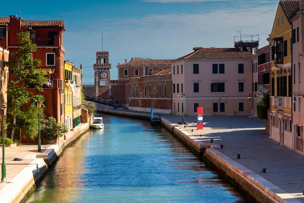 Architecture de Venise avec de l'eau contre le ciel
