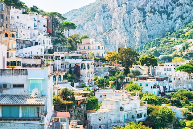 Architecture de villas sur l'île de Capri avec montagne en arrière-plan, Italie