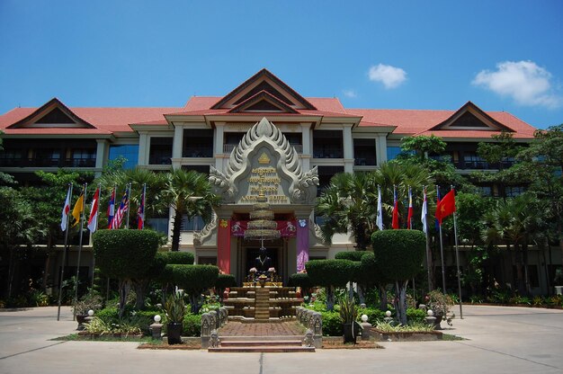 Photo architecture vintage classique rétro antique et bâtiments de l'hôtel de villégiature pour les cambodgiens et les voyageurs étrangers louer et se reposer à siemreap le 12 avril 2009 à siem reap cambodge