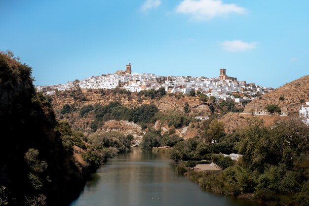 Arcos de la Frontera avec la rivière en dessous de Cadix Espagne