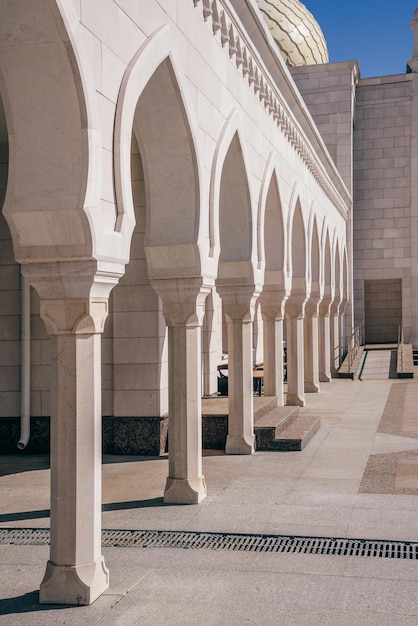 Arcs de la belle mosquée blanche au soleil