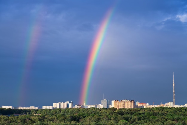 Arcs-en-ciel sous le parc de la ville