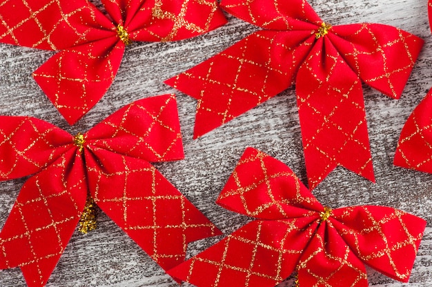 Arcs rouges sur une table en bois blanche