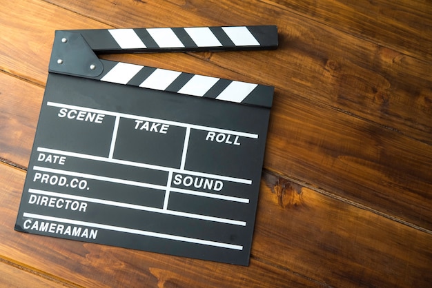 Ardoise pour film coupé posée sur un plancher en bois.