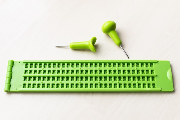 Ardoise et stylet en plastique pour écrire en braille