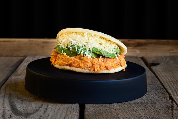 arepa farci au fromage avocat et poulet effiloché