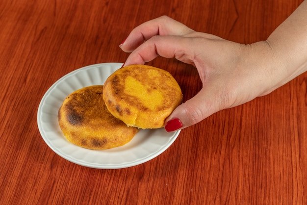 Un Arepa frais et chaud, populaire en Colombie et au Venezuela, composé de deux gâteaux de maïs frits jusqu'à ce que le fromage fond,