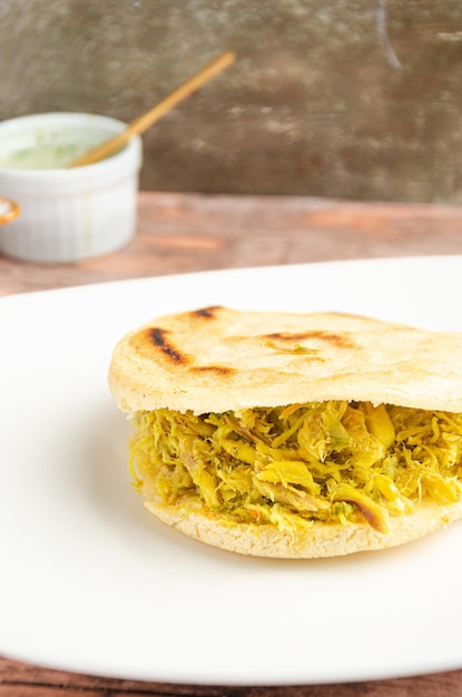 Arepa de poisson vénézuélien traditionnel accompagné de guasacas Fond rustique et en bois