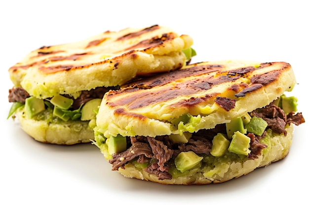 Arepa vénézuélienne grillée farcie de bœuf haché et d'avocat