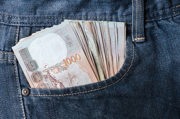 argent baht à l&#39;intérieur de poche de jeans