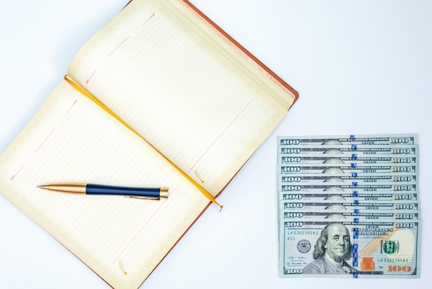 Argent, carnet et stylo avec fond blanc. Isolé