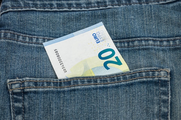 Argent dans la poche Billet de vingt euros dans la poche d'un jean bleu