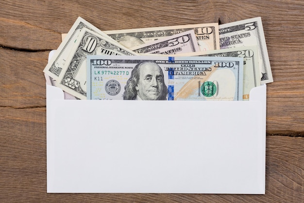 Argent dollar dans une enveloppe blanche Photo haute résolution