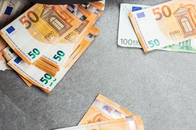 Argent. fond de trésorerie euro. Billets en euros. Pile de billets en euros en papier dans le cadre du système de paiement du pays 50 100 200. cinquante, cent et deux cents euros. fond d'écran.