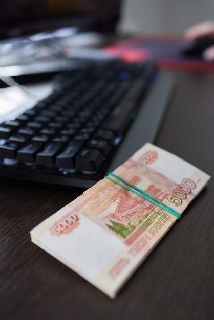 Argent russe au-dessus du travail à distance du clavier de l'ordinateur noir et indépendant en russie billet de rouble