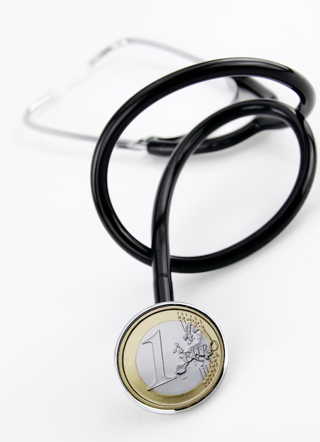 Argent et stéthoscope en euros