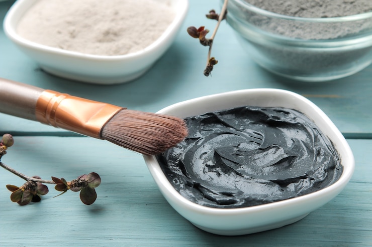 Photo argile cosmétique. masque facial à l'argile sur un fond bleu doux. différents types d'argile. cosmétiques naturels pour les procédures cosmétiques. notion de beauté.