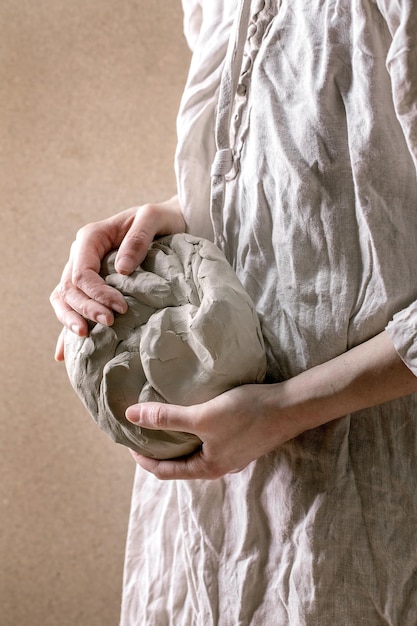 Argile de poterie dans les mains des femmes