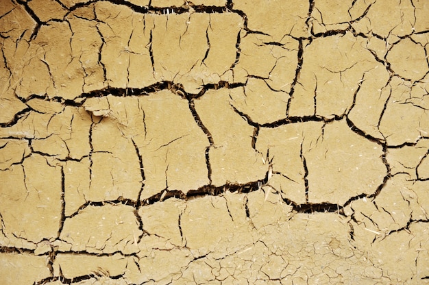 Argile sèche et fissurée sur un très vieux mur