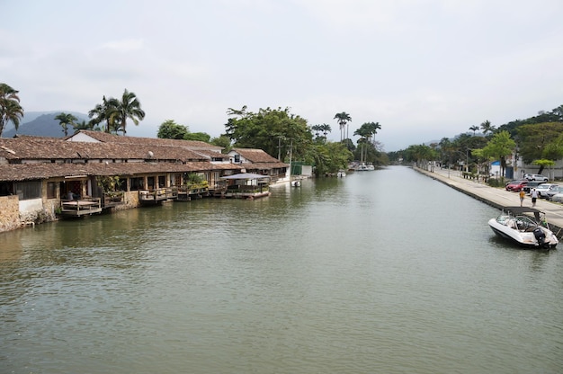 Arm de la mer avec promenade à droite et établissements touristiques à gauche à Paraty