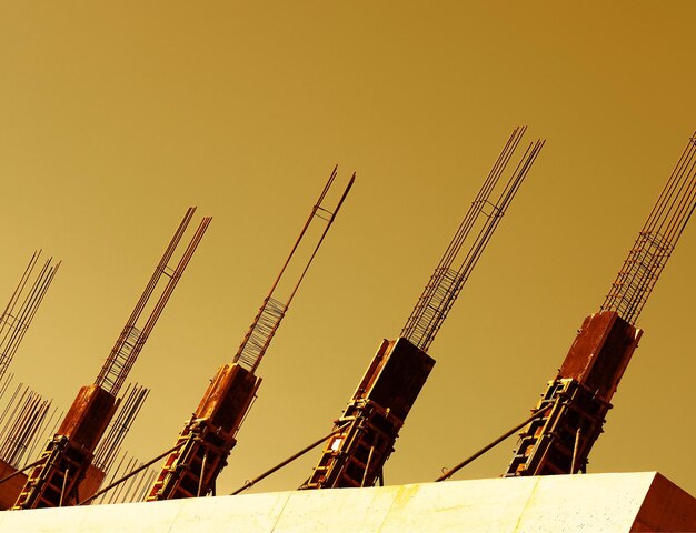 Photo armature de cadre sur le chantier pendant le coucher du soleil en arrière-plan