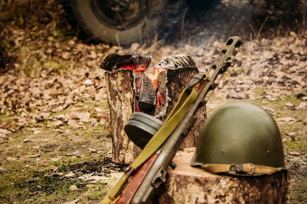 Armée rouge et casque contre le fond du feu de camp