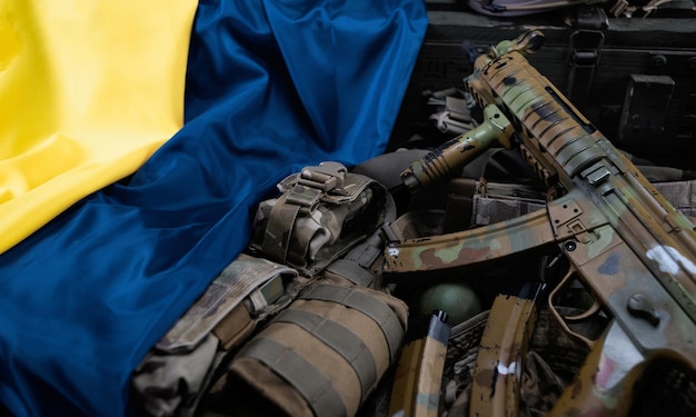 Armes et armures sur le fond du drapeau de l'Ukraine