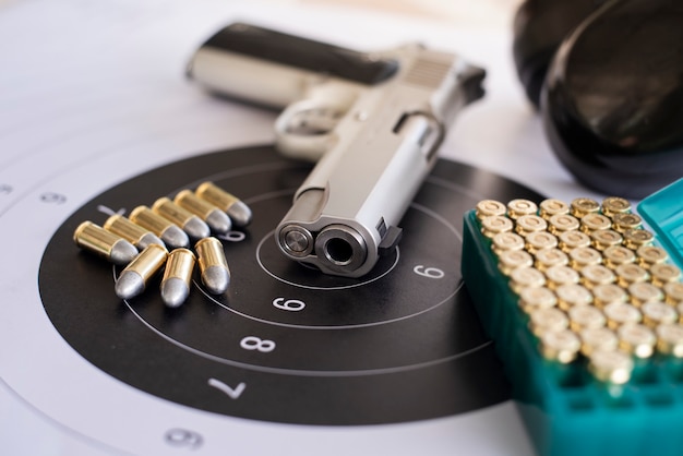 Photo armes à feu avec des munitions sur papier cible