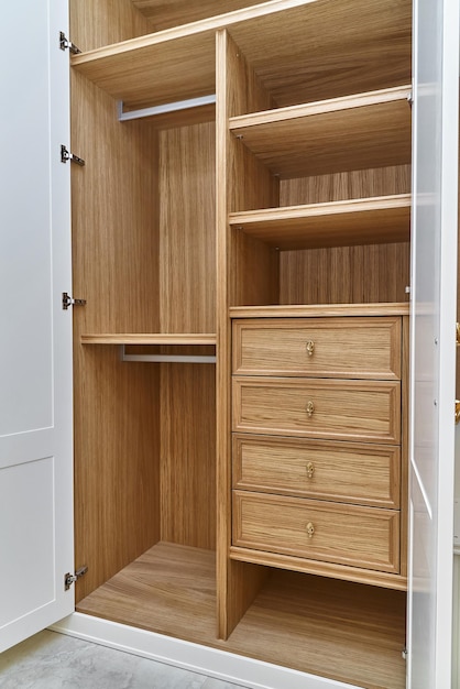 Photo armoire blanche avec tiroirs et étagères en bois remplissement en bois de l'armoire