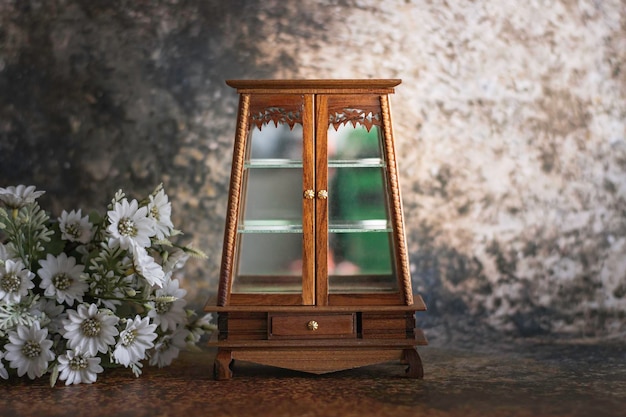 Armoire en bois antique avec miroir et tiroirs