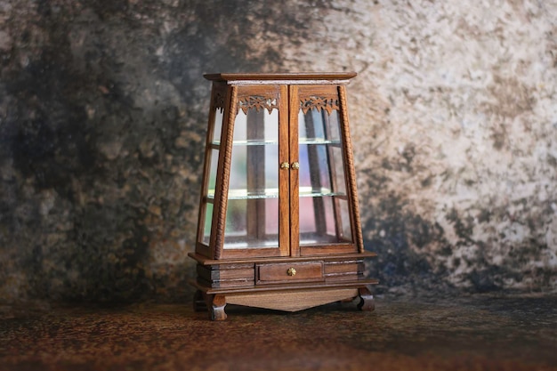 Armoire en bois antique avec miroir et tiroirs