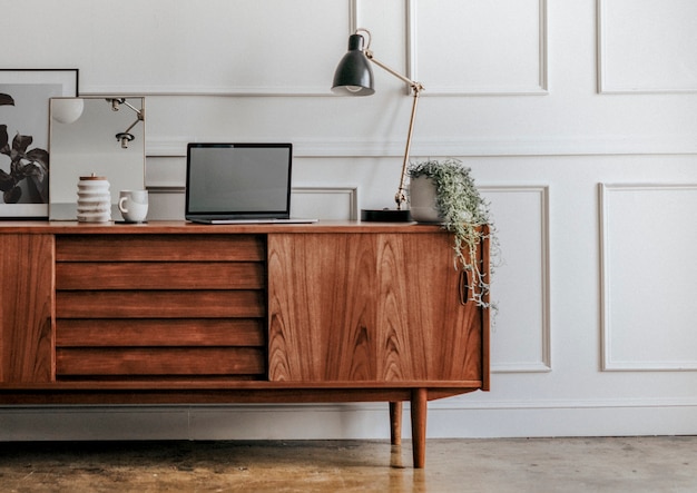 Armoire en bois contre un mur blanc