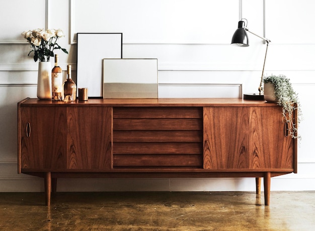 Armoire en bois contre un mur blanc